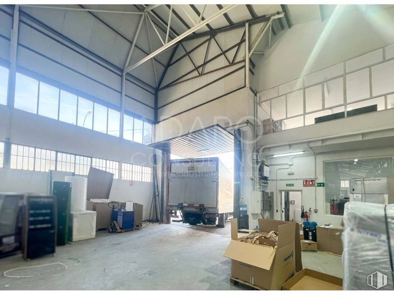 Industrial for sale at Calle Fuentelviejo, San Blas - Canillejas, Madrid, 28022 with shipping box, box, ceiling, floor, composite material, hall, engineering, building material, daylighting and steel around