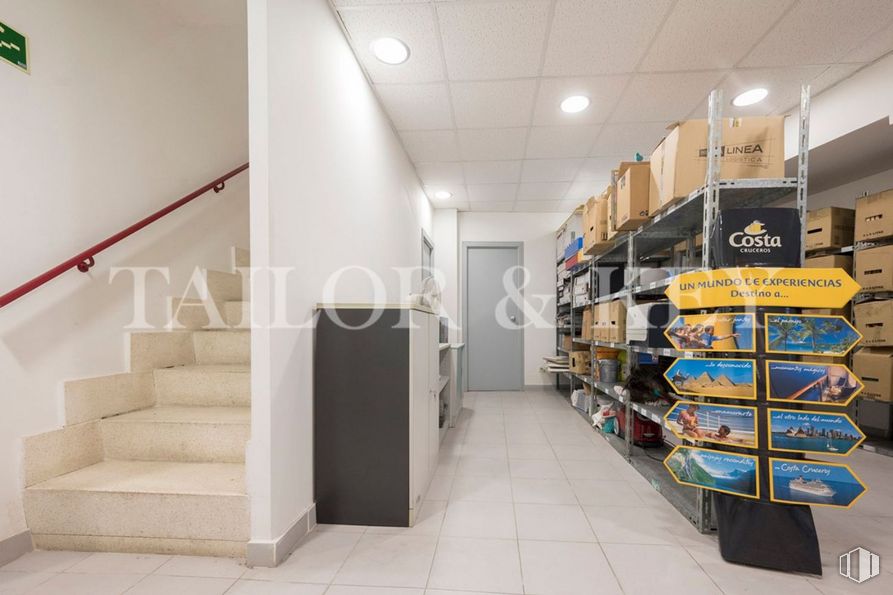 Local en venta en Calle Eras Altas, Villa de Vallecas, Madrid, 28031 con equipaje y bolsos, productos envasados, edificio, diseño automovilístico, interiorismo, suelo, suelos, estantería, estante y madera alrededor