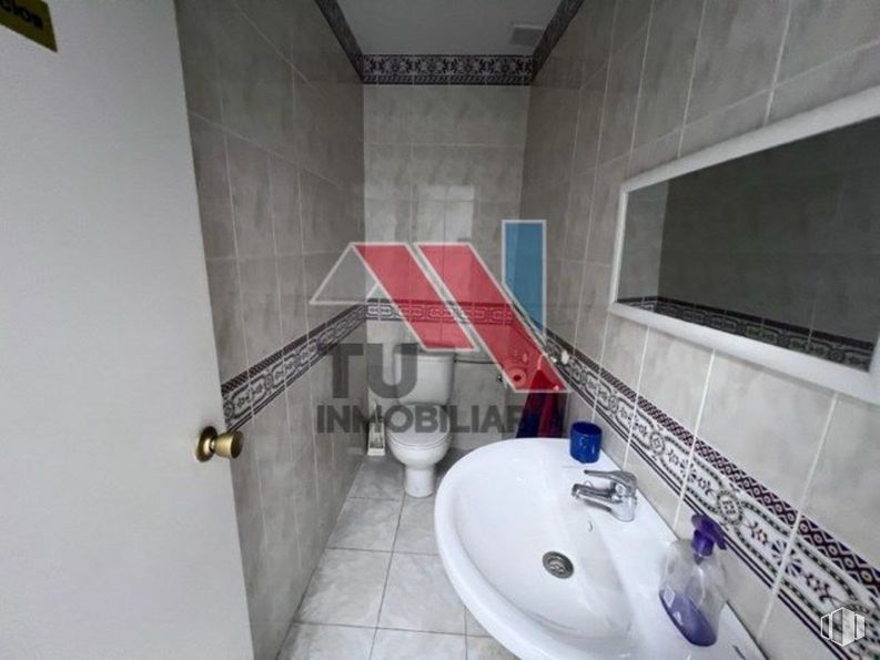 Retail for sale at Calle Hipolito Ezquerra, 31, Fuensalida, Toledo, 45510 with sink, tap, mirror, plumbing fixture, bathroom sink, bathroom, building, architecture, interior design and wall around