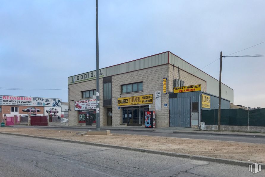 Oficina en alquiler en Calle Oro, 3, San Martín de la Vega, Madrid, 28330 con edificio, cielo, neumático, luz de la calle, ventana, electricidad, asfalto, bienes raíces, fachada y gas alrededor