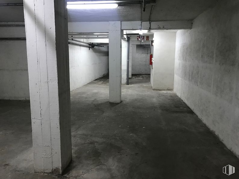 Retail for sale & for rent at Calle Canillas, Chamartín, Madrid, 28002 with grey, black-and-white, building, floor, parking, tints and shades, ceiling, city, road and concrete around