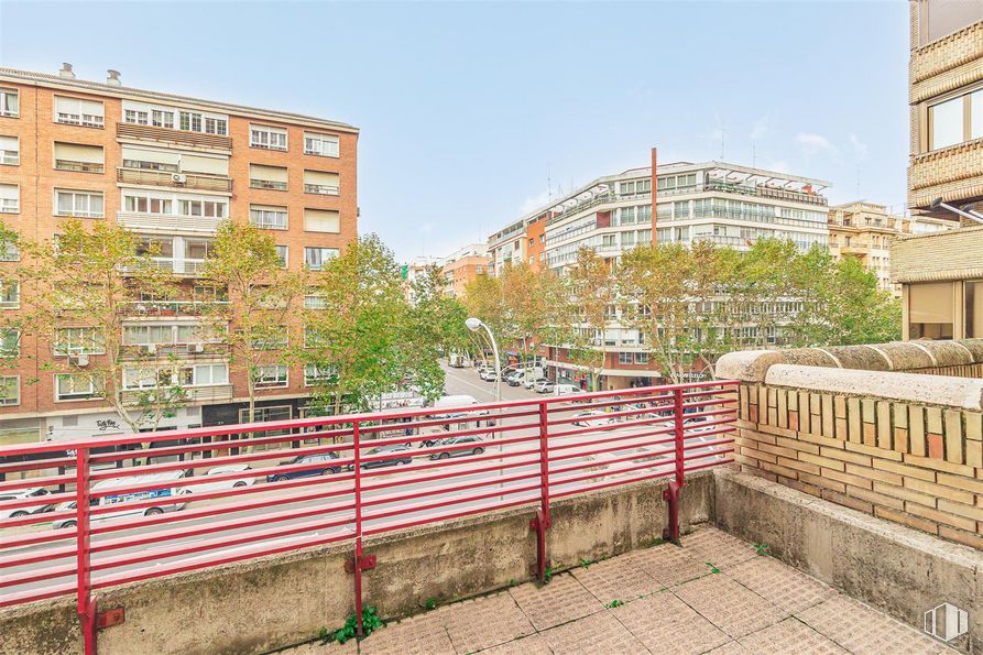 Oficina en venta en Calle Orense, 20, Tetuán, Madrid, 28020 con edificio, cielo, planta, durante el día, ventana, infraestructura, árbol, superficie de la carretera, diseño urbano y bloque de pisos alrededor