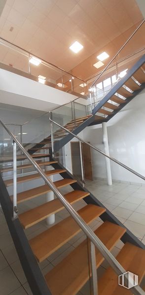 Nave en alquiler en Calle Plutón, 3, San Fernando de Henares, Madrid, 28830 con escaleras, accesorio, madera, edificio, interiorismo, suelos, suelo, madera dura, techo y casa alrededor