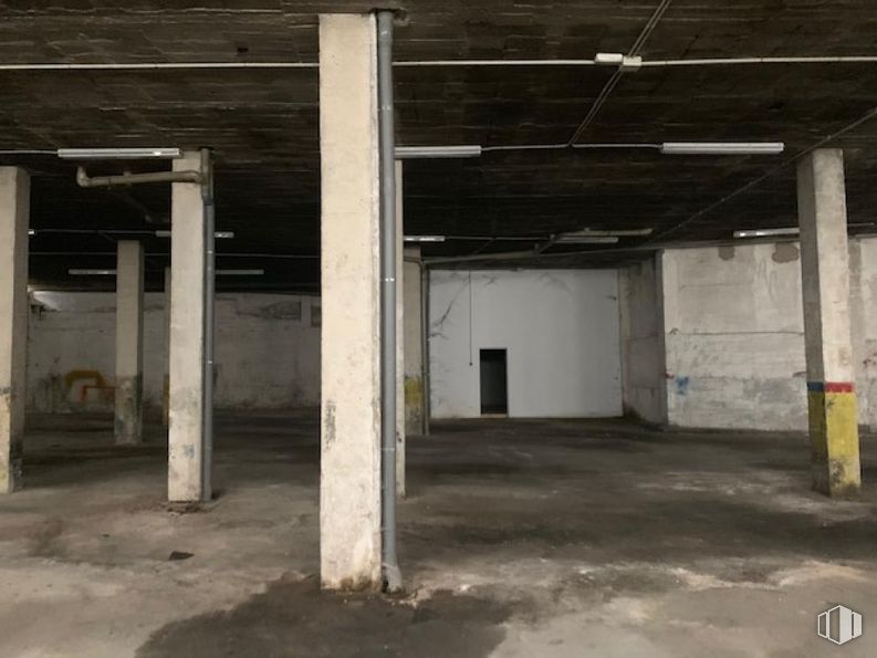 Retail for sale at Calle Boalito, Colmenar Viejo, Madrid, 28770 with floor, flooring, ceiling, composite material, column, concrete, building material, parking lot, beam and parking around