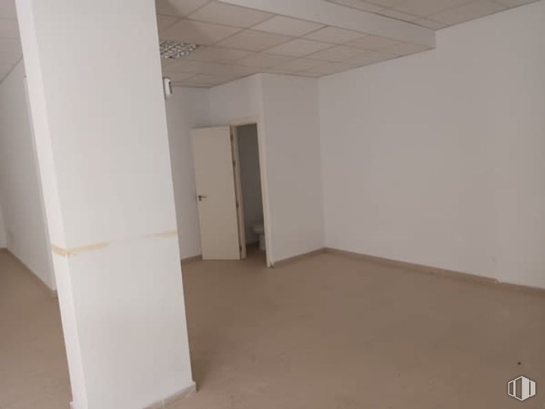 Retail for sale at Calle Cardenal Reig, Ocaña, Toledo, 45300 with door, flooring, floor, ceiling, composite material, tile flooring, hall, building material, plaster and daylighting around