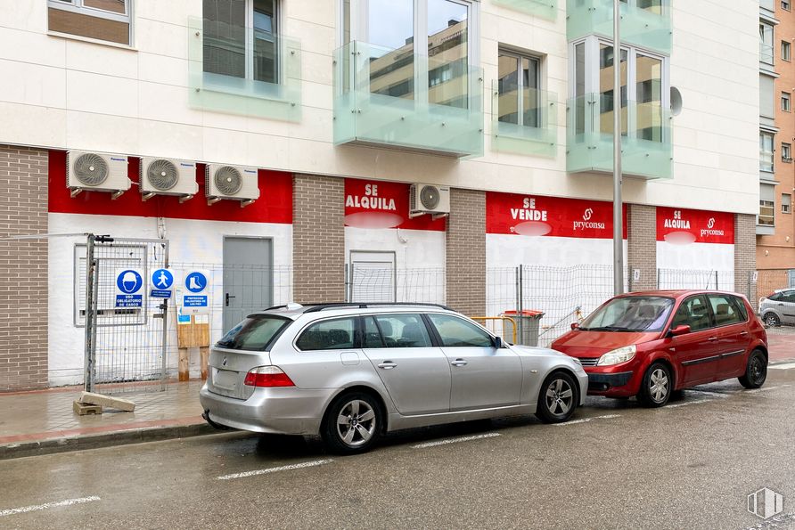 Retail for sale & for rent at Calle Valcarlos, 17, Fuencarral - El Pardo, Madrid, 28050 with car, wheel, window, tire, automotive parking light, land vehicle, vehicle, automotive tail & brake light, automotive lighting and plant around