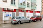 Retail for sale & for rent at Calle Valcarlos, 17, Fuencarral - El Pardo, Madrid, 28050 with car, wheel, window, tire, automotive parking light, land vehicle, vehicle, automotive tail & brake light, automotive lighting and plant around