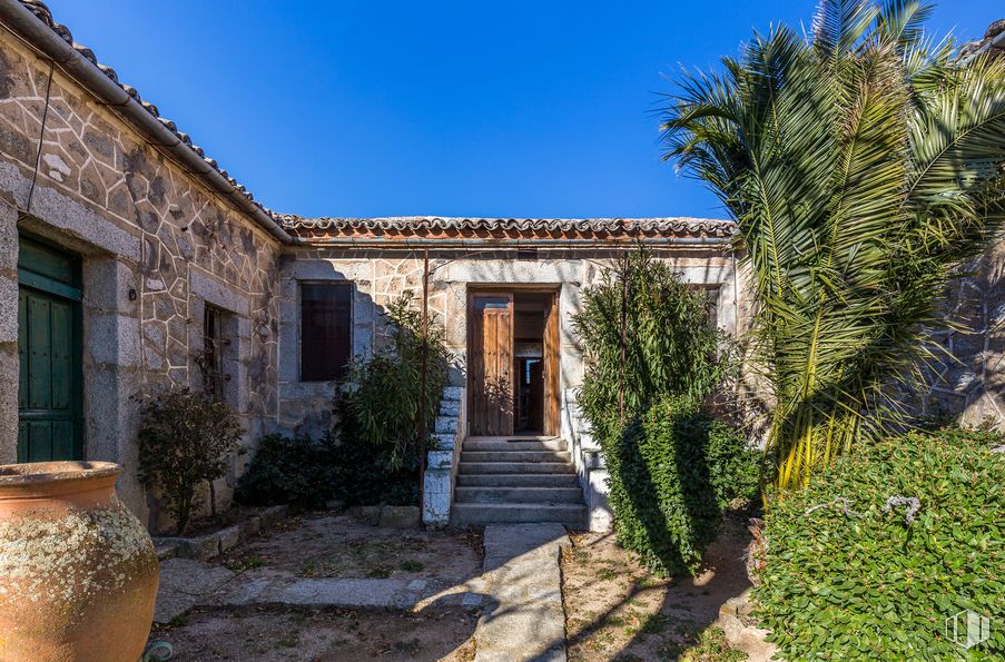 Land for sale at Colmenar del Arroyo, Colmenar del Arroyo, Madrid, 28213 with vase, window, plant, sky, building, azure, tree, landscape, rural area and real estate around