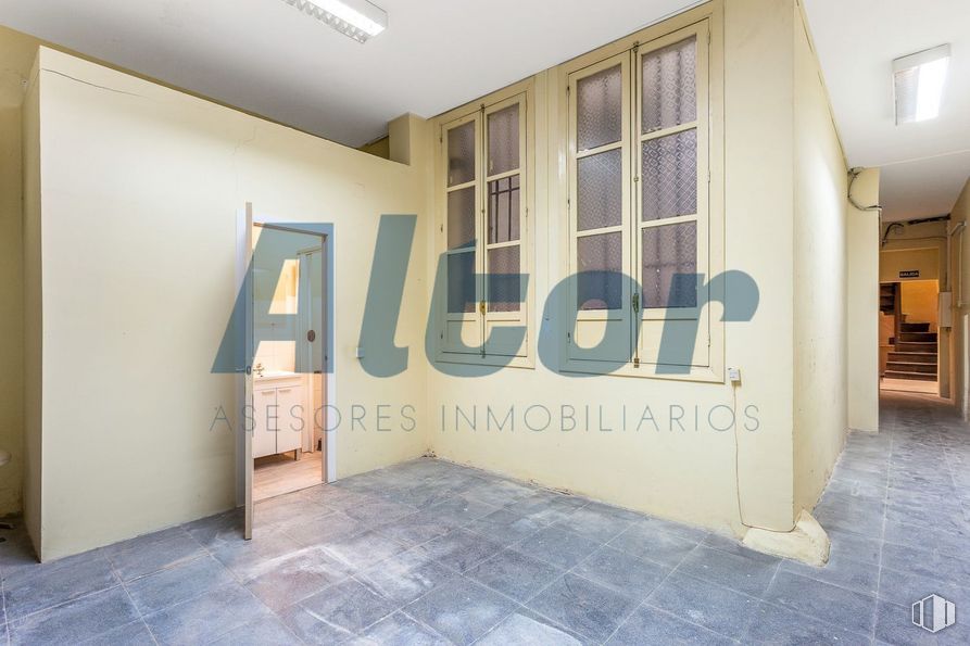 Local en venta en Calle Atocha, Centro, Madrid, 28012 con ventana, edificio, accesorio, madera, pintura, rectángulo, fuente, suelo, bienes raíces y techo alrededor