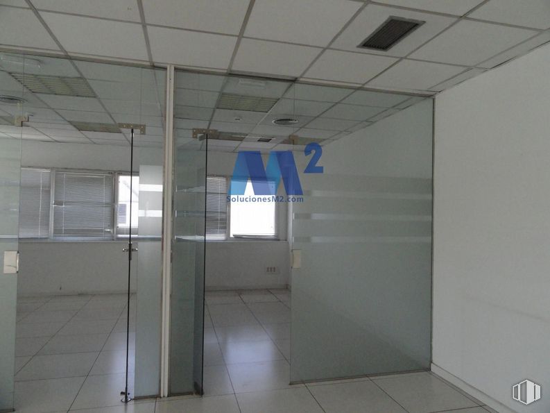 Industrial for rent at Polígono industrial empresarial Andalucía, Pinto, Madrid, 28320 with building, fixture, floor, flooring, composite material, glass, aluminium, ceiling, transparent material and metal around