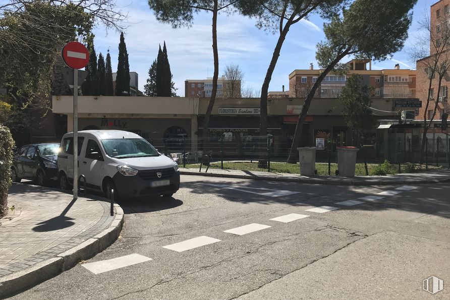 Retail for sale & for rent at Calle Balandro, Barajas, Madrid, 28042 with car, building, tire, automotive parking light, sky, vehicle, plant, wheel, cloud and tree around