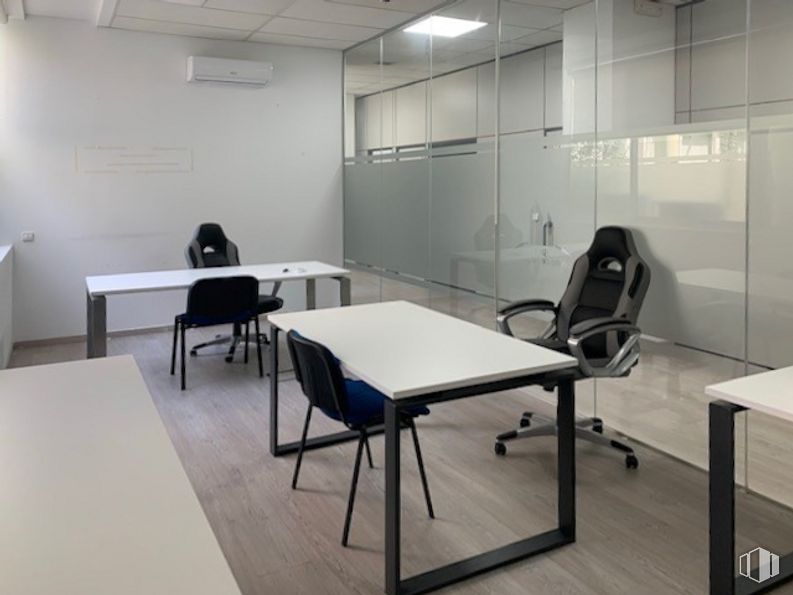 Oficina en alquiler en Edificio Oficant, Ronda Poniente, 15, Tres Cantos, Madrid, 28760 con silla, escritorio, persona, mesa, mueble, edificio, interiorismo, arquitectura, suelos y accesorio alrededor