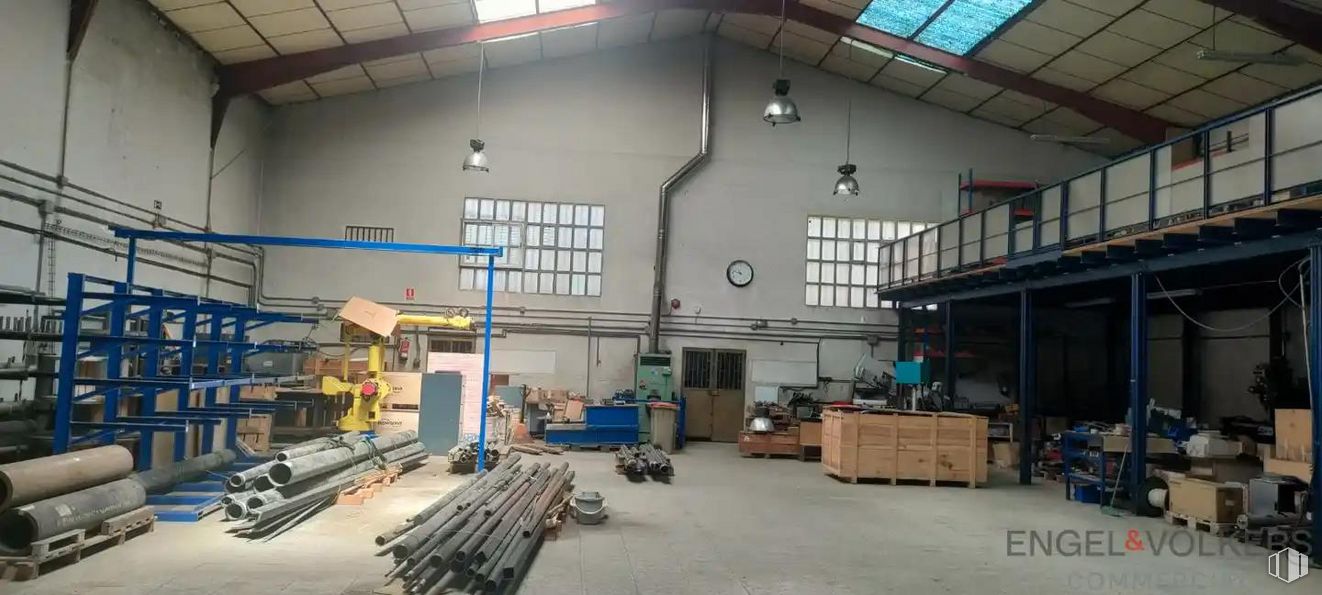 Industrial for sale at Calle Cemento, Torrejón de Ardoz, Madrid, 28850 with wood, floor, building, engineering, beam, gas, field house, machine, flooring and metal around