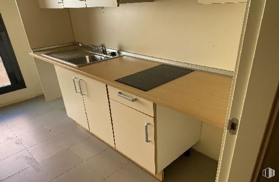 Oficina en venta en Calle Tánger, 1, San Sebastián de los Reyes, Madrid, 28700 con fregadero, ebanistería, propiedad, encimera, madera, suelo, piso, cocina, herramienta, madera dura y gas alrededor