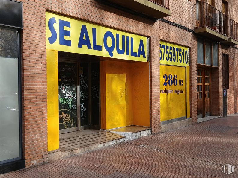 Local en alquiler en Paseo Curas, 23, Alcalá de Henares, Madrid, 28801 con puerta, pared, fuente, material compuesto, metal, hormigón, albañilería, publicidad, firmar y ladrillo alrededor