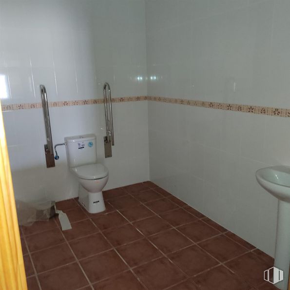 Retail for sale at Zona Centro, Piñuécar-Gandullas, Madrid, 28737 with toilet, sink, toilet seat, plumbing fixture, bathroom, building, fixture, purple, house and flooring around