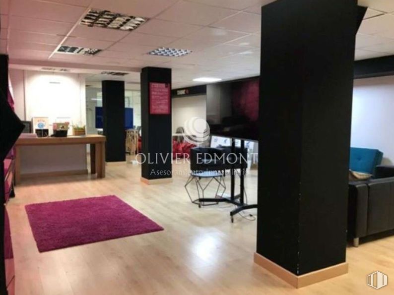 Oficina en alquiler en Zona Príncipe Pío, Moncloa - Aravaca, Madrid, 28008 con escritorio, suelos, interiorismo, suelo, mueble, techo, alumbrado, silla, vidrio y suelos de madera alrededor