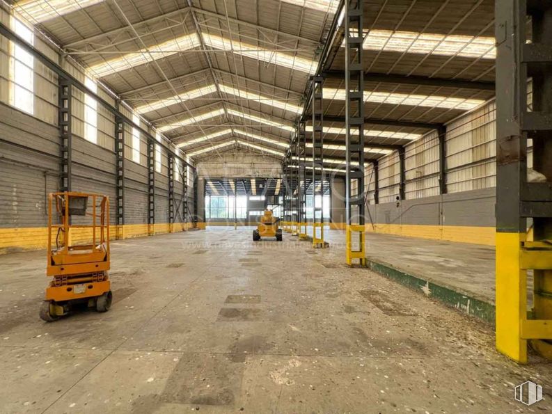 Industrial for sale & for rent at Zona industrial, Valdemoro, Madrid, 28343 with building, wood, asphalt, tire, floor, beam, wall, shade, flooring and wheel around