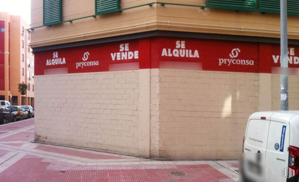 Retail for sale & for rent at Calle De La Pila, 3, Parla, Madrid, 28980 with building, van, property, window, house, vehicle, asphalt, brickwork, facade and brick around