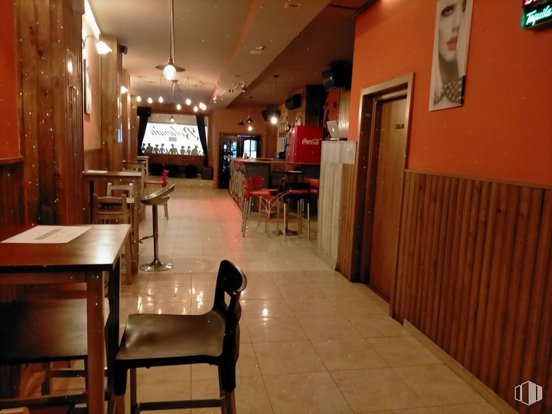 Retail for sale at Calle Diego Jesús Jiménez, Cuenca, 16004 with chair, table, lighting, furniture, interior design, building, floor, wood, flooring and houseplant around