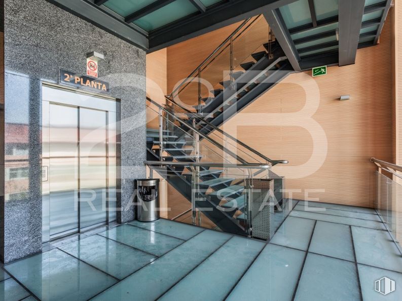 Office for sale at Rivas Centro, Plaza Constitución, 2, Rivas-Vaciamadrid, Madrid, 28529 with door, building, stairs, wood, flooring, floor, condominium, house, urban design and facade around