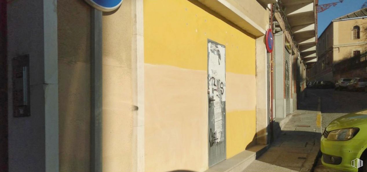 Retail for sale & for rent at Calle San Alfonso Rodríguez, Segovia, 40001 with car, building, wood, paint, art, house, facade, tints and shades, font and mural around