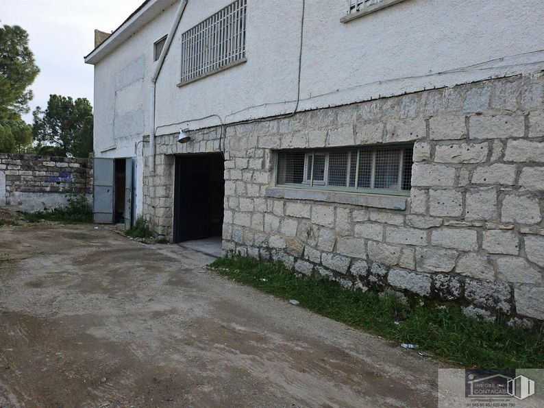 Retail for rent at Calle Magdalena, Colmenar Viejo, Madrid, 28770 with window, plant, land lot, grass, fixture, tree, wood, cottage, facade and landscape around