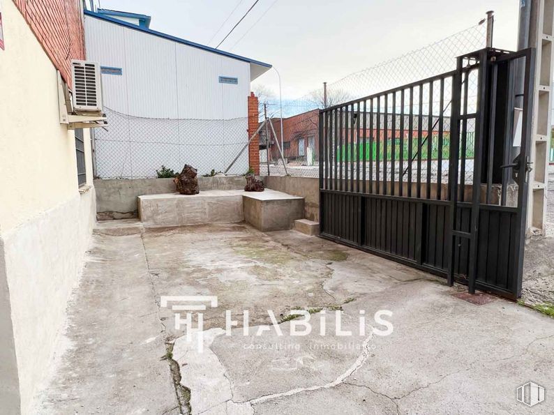 Office for rent at Calle Ventalamar, Toledo, 45007 with residential area, gate, door, concrete, metal, iron, brickwork, driveway, fence and building material around