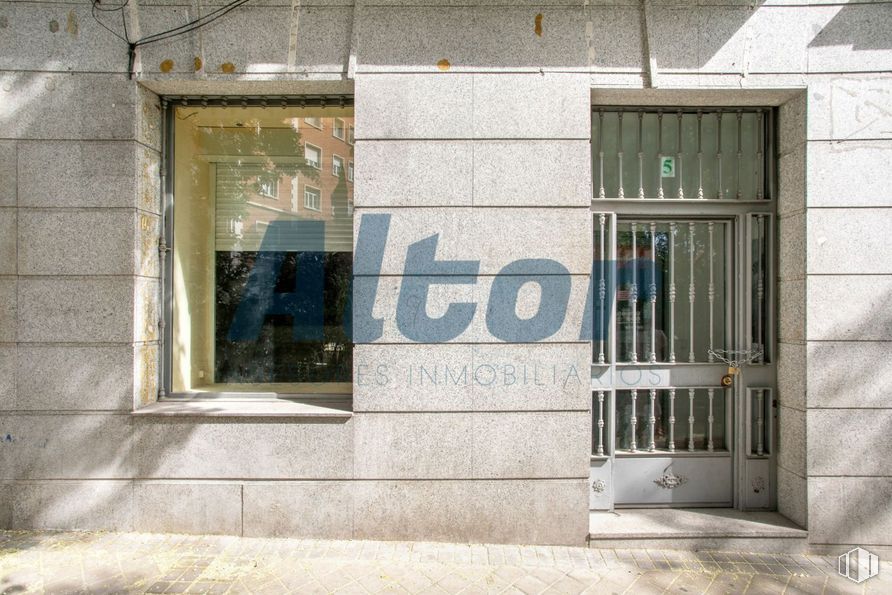 Local en venta en Paseo Pontones, Arganzuela, Madrid, 28005 con puerta, ventana, accesorio, arquitectura, rectángulo, madera, fachada, ladrillo, fuente y vidrio alrededor