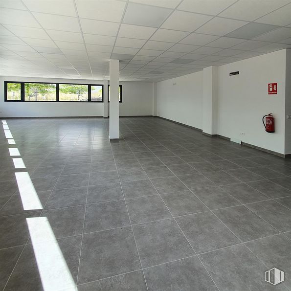 Nave en alquiler y venta en Calle de los Picos de Urbión, Illescas, Toledo, 45200 con accesorio, hall, interiorismo, suelo, suelos, suelo de baldosas, propiedad material, material compuesto, vidrio y techo alrededor