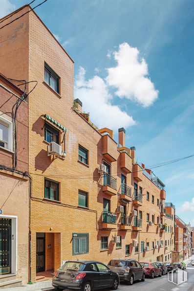 Retail for sale at Calle Nuestra Señora Dolores, 12, Tetuán, Madrid, 28039 with car, window, tire, wheel, land vehicle, cloud, sky, building, property and vehicle around