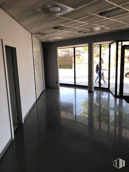 Local en alquiler y venta en Calle Móstoles, 78, Fuenlabrada, Madrid, 28942 con persona, edificio, planta, ventana, sombra, interiorismo, suelo, suelos, árbol y madera alrededor