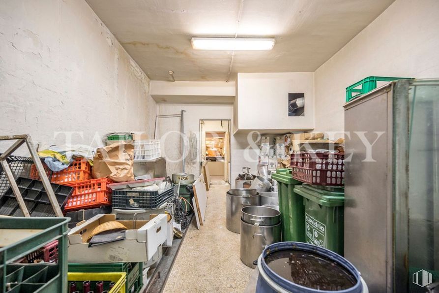 Local en venta en Calle Orense, Tetuán, Madrid, 28020 con lámpara, alumbrado, propiedad, estante, interiorismo, edificio, estantería, suelo, suelos y gas alrededor