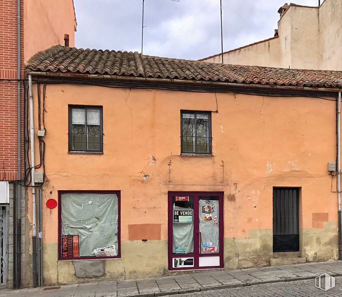 Retail for sale at Plaza Rollo, 29, Ávila, 05002 with window, house, building, sky, fixture, cloud, wood, brick, road surface and neighbourhood around