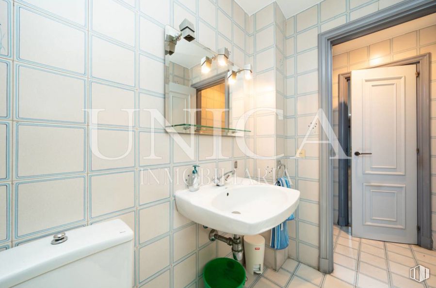 Oficina en venta en Nueva España, Chamartín, Madrid, 28016 con puerta, fregadero, espejo, grifo, accesorios de fontanería, lavabo, cuarto de baño, morado, fluido y interiorismo alrededor