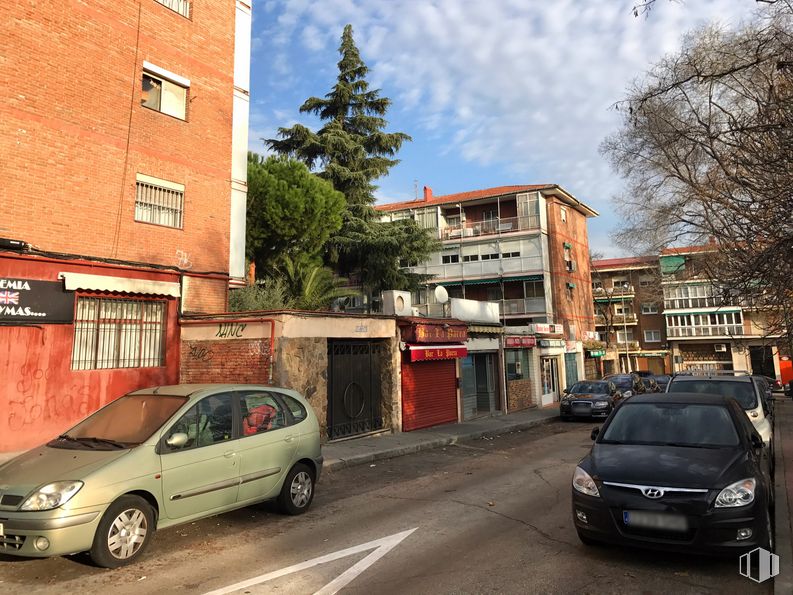 Retail for sale & for rent at Calle Ayamonte, 2, Carabanchel, Madrid, 28025 with tire, car, building, automotive parking light, sky, wheel, land vehicle, vehicle, vehicle registration plate and infrastructure around