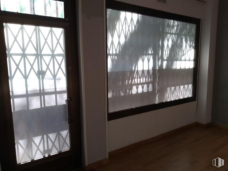 Local en alquiler en Calle Alfonso XII, Móstoles, Madrid, 28934 con puerta, ventana, interiorismo, suelo, vidrio, tratamiento de ventanas, iluminación natural, transparencia, sombra y revestimiento de ventanas alrededor