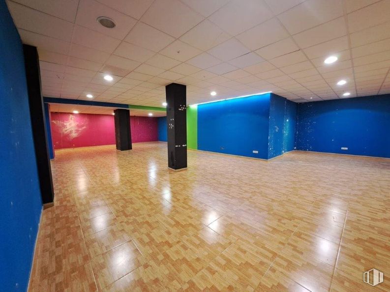 Retail for rent at General Villalba, Toledo, 45003 with flooring, floor, ceiling, interior design, lighting, wood flooring, hall, paint, laminate flooring and light fixture around