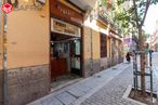 Retail for rent at Calle San Vicente Ferrer, Centro, Madrid, 28004 with road surface, neighbourhood, flowerpot, tree, wall, building, plant, sidewalk, city and road around