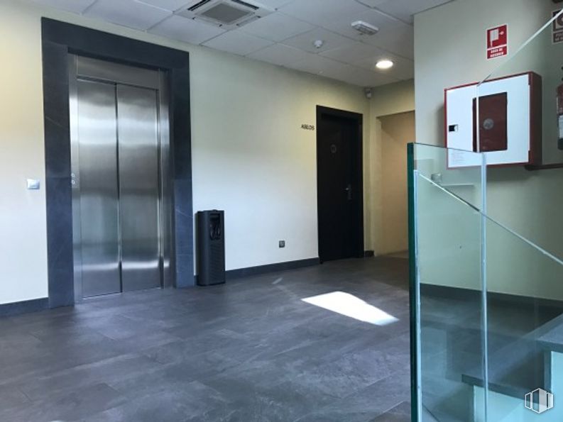 Office for rent at Calle Salvatierra, Fuencarral - El Pardo, Madrid, 28034 with door, fixture, floor, flooring, gas, automotive exterior, major appliance, glass, building and vehicle door around