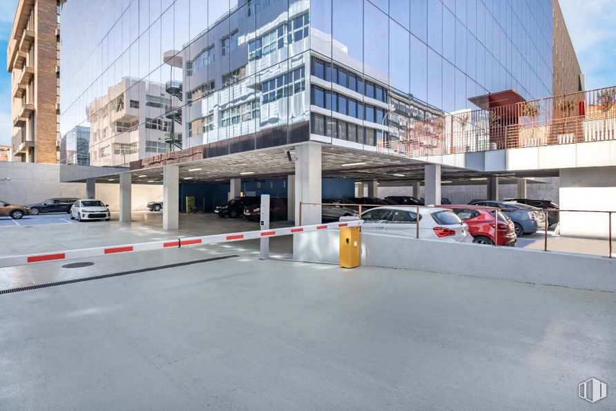 Oficina en alquiler en Calle Valentín Beato, San Blas - Canillejas, Madrid, 28037 con edificio, coche, vehículo, asfalto, superficie de la carretera, diseño urbano, condominio, zona residencial, aparcamiento y ciudad alrededor