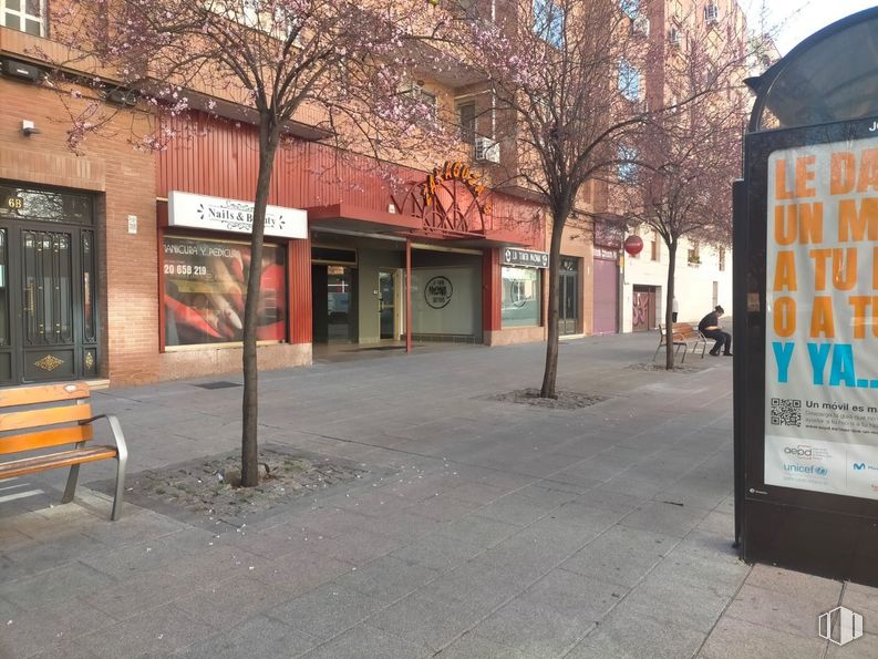 Oficina en alquiler en Calle Perú, 3, Guadalajara, 19005 con mesa de trabajo, banco de exterior, ventana, superficie de la carretera, árbol, planta, muebles de exterior, edificio, diseño urbano y asfalto alrededor