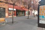 Oficina en alquiler en Calle Perú, 3, Guadalajara, 19005 con mesa de trabajo, banco de exterior, ventana, superficie de la carretera, árbol, planta, muebles de exterior, edificio, diseño urbano y asfalto alrededor