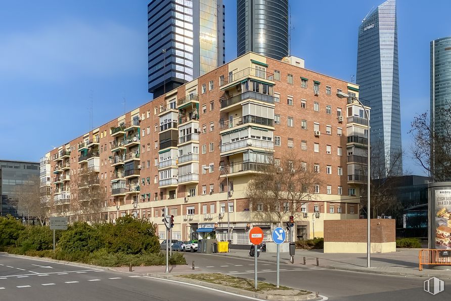 Oficina en venta en Paseo Castellana, 274, Chamartín, Madrid, 28046 con edificio, rascacielos, cielo, ventana, planta, infraestructura, bloque de torres, diseño urbano, luz de la calle y torre alrededor