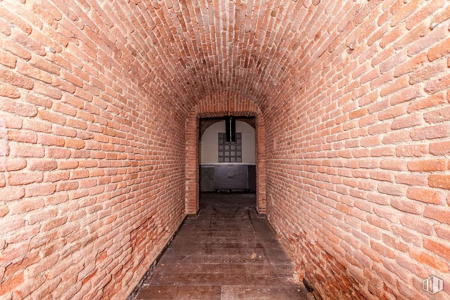 Retail for sale at Calle Espíritu Santo, Centro, Madrid, 28004 with door, brown, infrastructure, wood, brickwork, brick, symmetry, tints and shades, composite material and concrete around