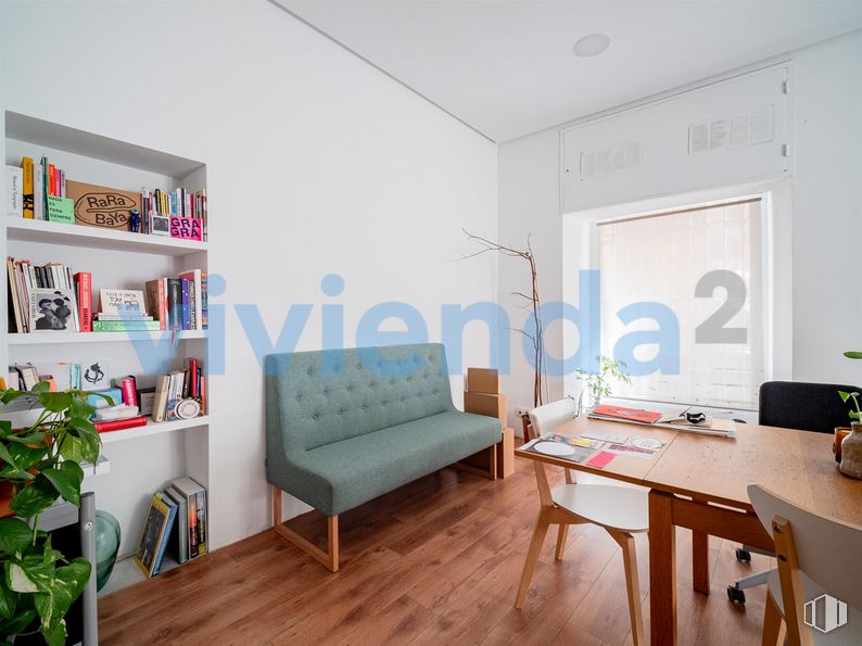 Local en venta en Calle San Simón, Centro, Madrid, 28012 con estantería, sofá, loveseat, planta de interior, silla, mueble, mesa, planta, azure y marco alrededor