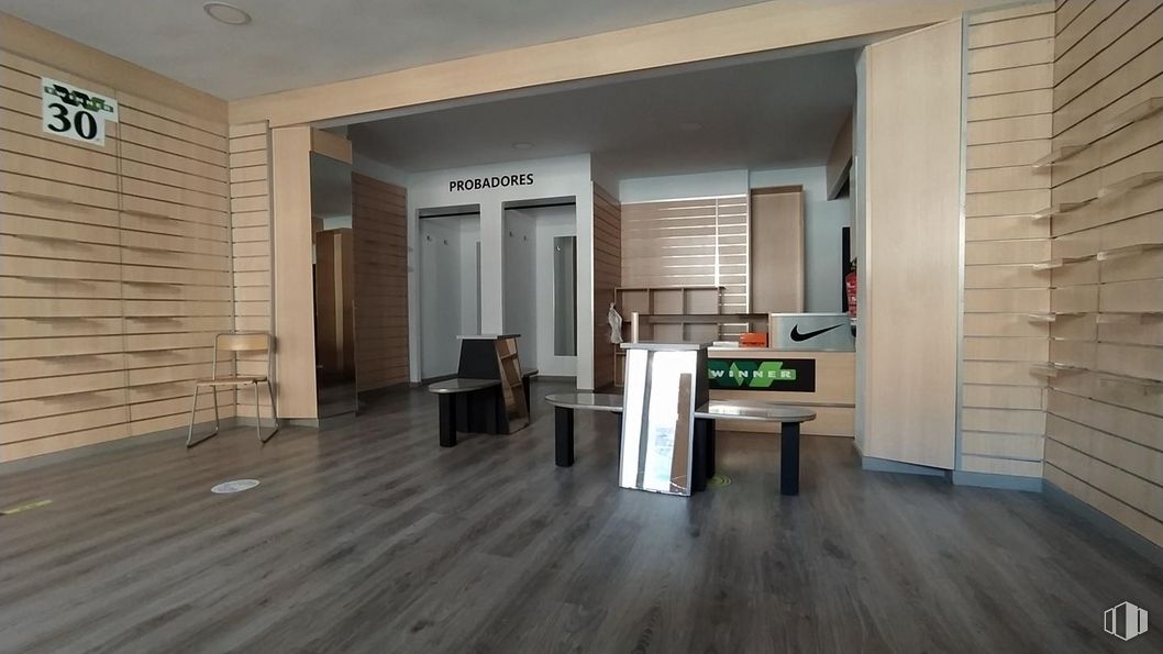 Retail for rent at Zona Centro, Ávila, 05001 with table, chair, furniture, fixture, wood, building, hall, flooring, floor and houseplant around