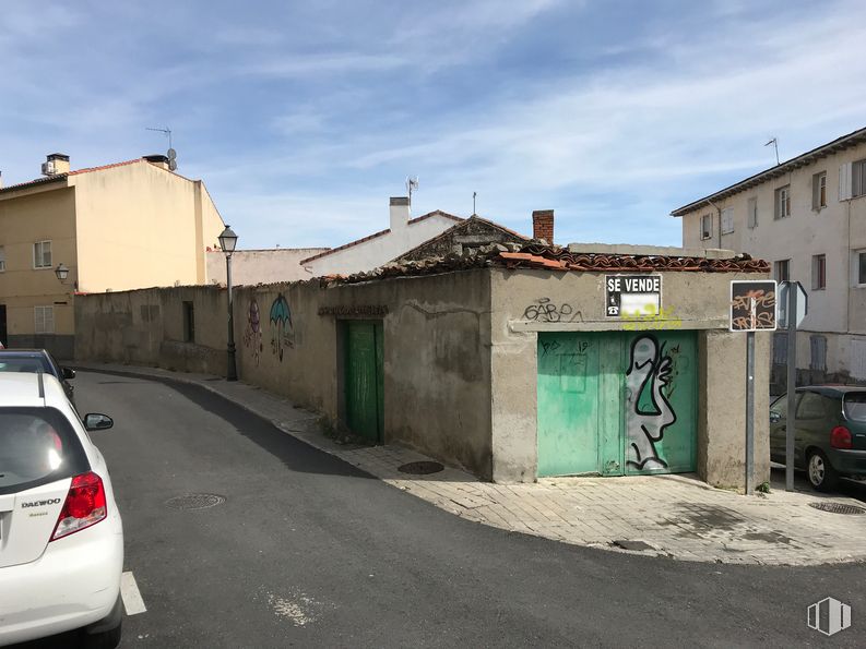 Suelo en venta en Calle Virgen de la Jarosa, 9, Guadarrama, Madrid, 28440 con coche, edificio, persona, nube, cielo, propiedad, vehículo, superficie de carretera, placa de matrícula del vehículo y luz trasera y de freno automotriz alrededor