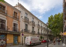 Office for rent at Calle Duque de Alba, 15, Centro, Madrid, 28012 with van, building, window, cloud, sky, tire, vehicle, infrastructure, wheel and car around