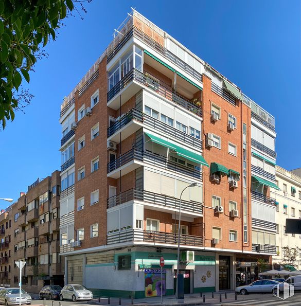 Local en venta en Calle Víctor Andrés Belaunde, 22, Chamartín, Madrid, 28016 con coche, edificio, cielo, neumático, rueda, bloque de pisos, ventana, condominio, diseño urbano y vehículo alrededor